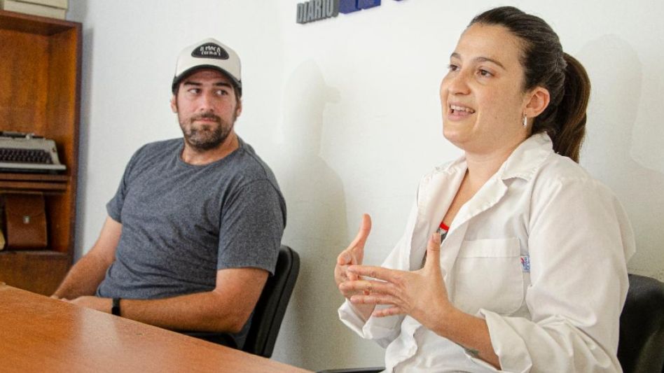Macaluso y Pernazza dialogando con diario EL TIEMPO sobre la jornada de donación de sangre que se hará este sábado en el Parque Municipal. NACHO CORREA
