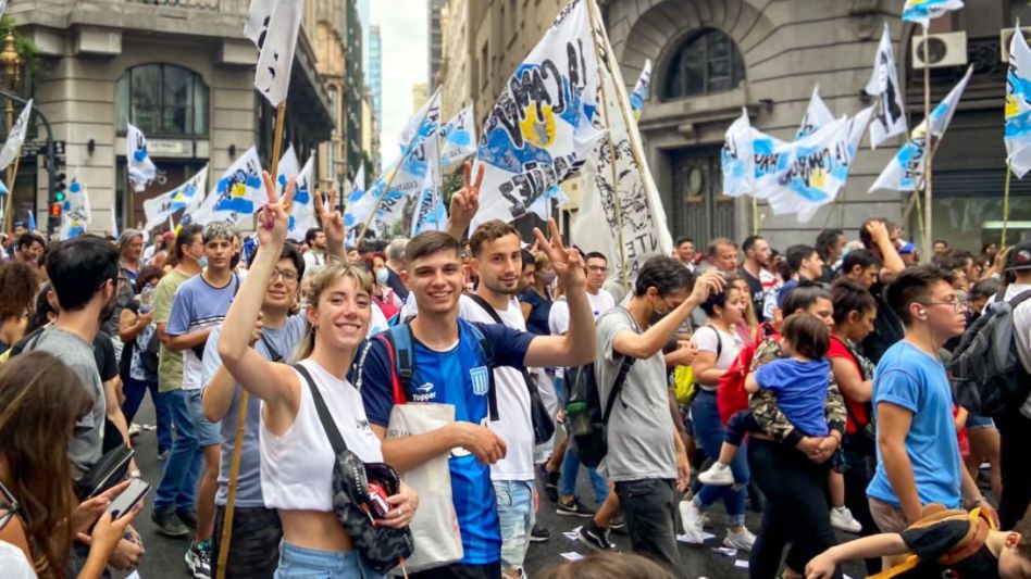 Una multitud colmó la Plaza de Mayo para celebrar 38 años de democracia