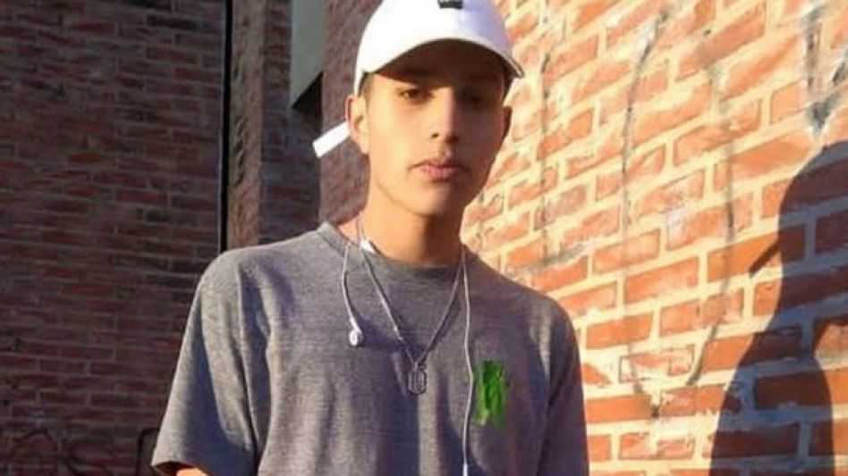 La familia del adolescente asesinado en Miramar denuncia que el policía hostigaba a su grupo de amigos.