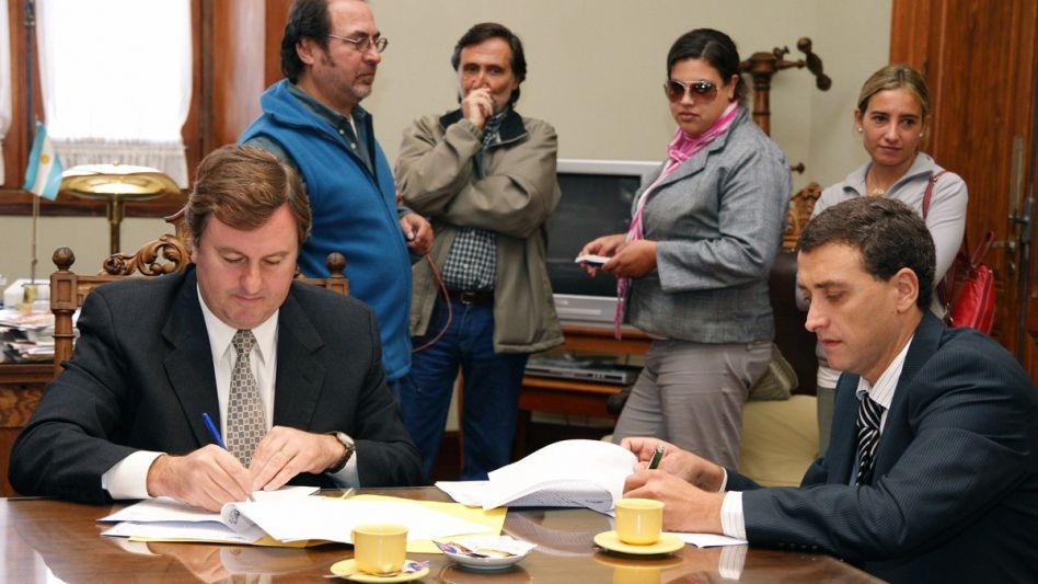 La firma del contrato con el Dr. Nahin para su incorporación al frente del servicio (año 2010).