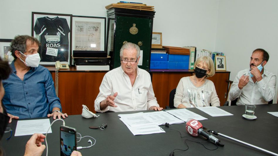 La rueda de prensa donde se informó que este martes se hará la entrega del ecógrafo que se adquirió para el Hospital de Chillar. FOTOS: NACHO CORREA
