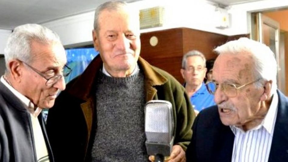 Con mis dos compañeros Juan José Moretti y Rodolfo de Pol, locutores fundadores de LU10. Detrás, Oscar Torchelli, operador histórico de Radio Azul.