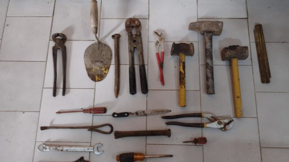 Varias herramientas de mano hurtadas en una casa del Barrio San Francisco de Asís fueron halladas por la Policía durante un allanamiento. SECCIONAL PRIMERA AZUL/PBA