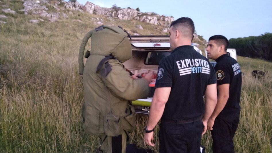 Con la finalidad de destruirla, la granada fue detonada por policías expertos en explosivos. FOTOS: CPR AZUL/PBA