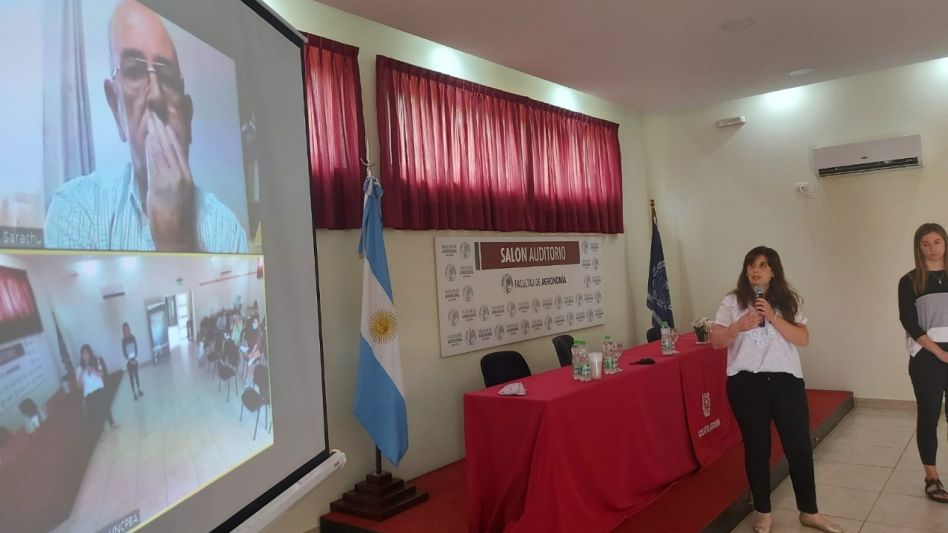 Dos momentos de la clase híbrida donde se defendieron los Trabajos Finales Integradores.