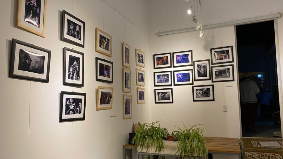 Entre el sin fin de propuestas que se pueden visitar en NUPA se encuentra la exposición fotográfica de Jorgelina Baigorria y Nacho Correa de la Muestra de Rock Azuleño MIRA2.  GENTILEZA ALICIA LAPENTA