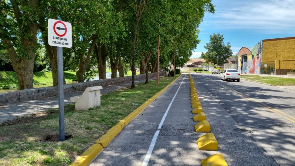 El municipio anunció el cambio de circulación en la Avenida Cacique Catriel y ya comenzó a colocar la cartelería correspondiente. PRENSA MUNICIPAL