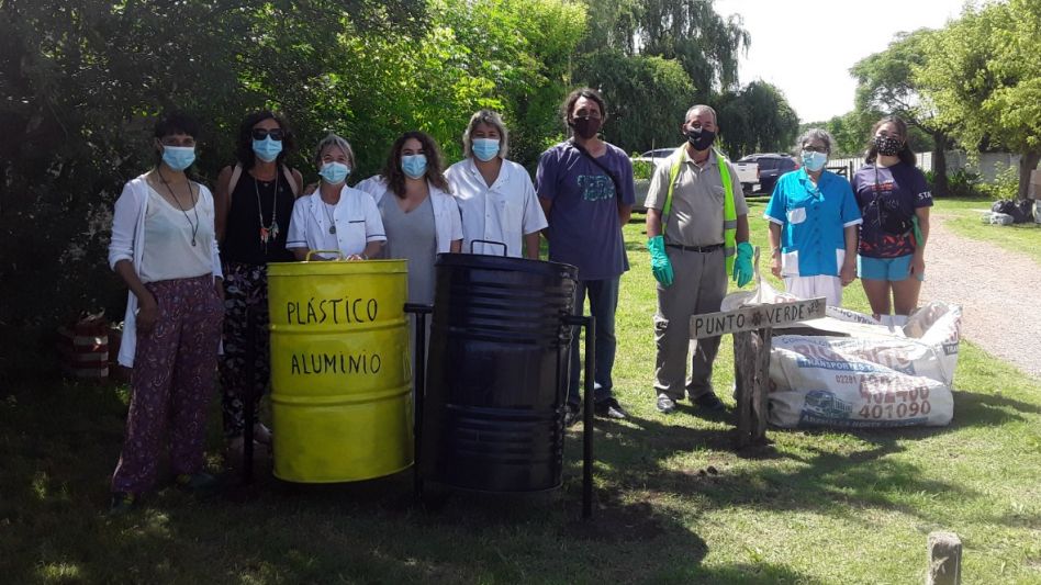 Integrantes de Punto Verde Azul junto a agentes sanitarios y a Jorge, el reciclador que tendrá a cargo la recolección de los materiales que los vecinos acerquen al CAPS N°1.