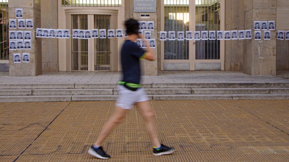 La fachada del Palacio de Justicia de Azul, intervenida días atrás a propósito de este juicio por un caso de abuso sexual. El veredicto se conocerá el próximo 28 de diciembre. NACHO CORREA