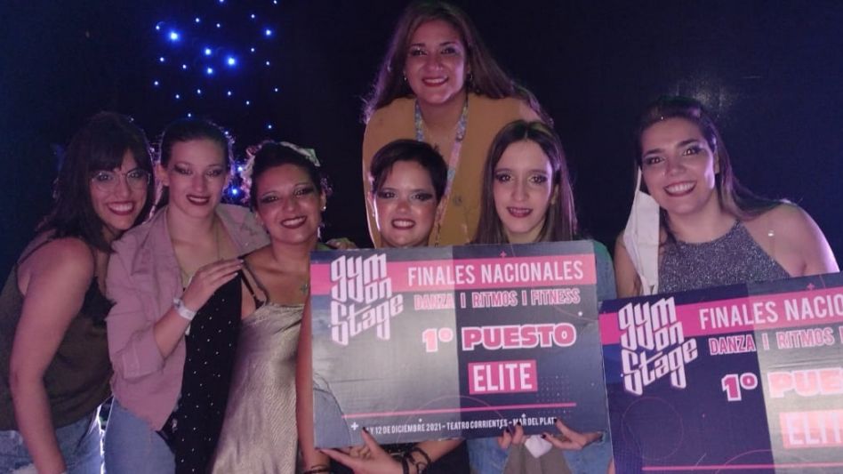 Las bailarinas con sus dos medallas en Mar del Plata.   GENTILEZA MELINA OÍZ  