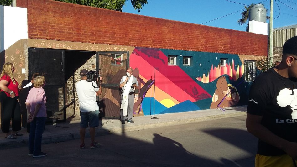 El cura párroco bendiciendo la bella imagen plasmada sobre el muro que da a la calle Falucho.    GENTILEZA CECILIA BLANDO    