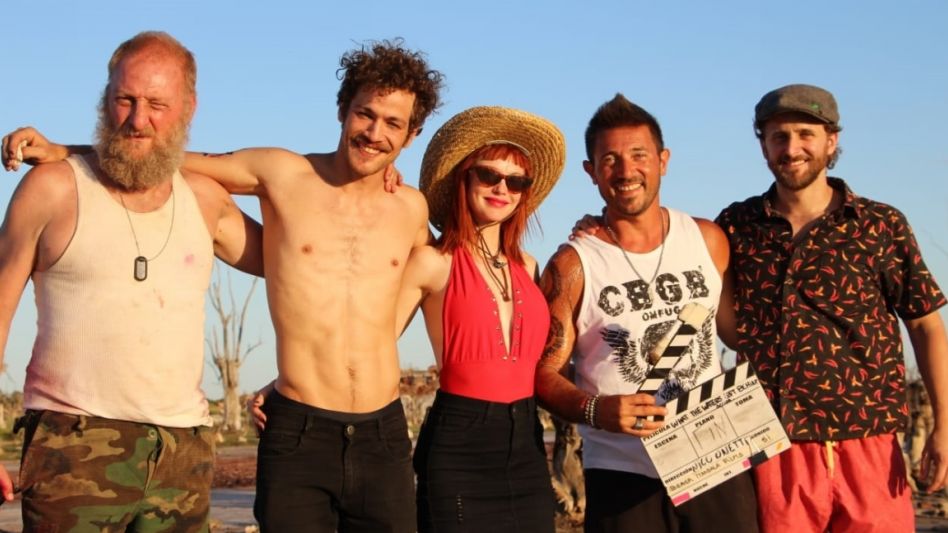 Nicolás Onetti junto a parte del equipo de trabajo del filme. GENTILEZA NICOLÁS ONETTI 