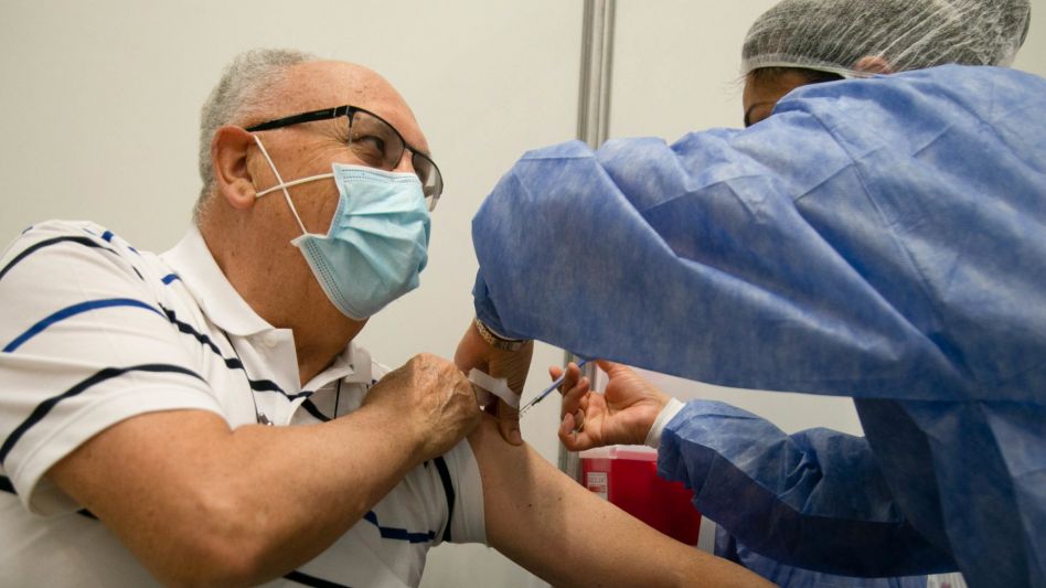 Vacunación: el refuerzo será a los 4 meses para personal de salud y mayores de 60