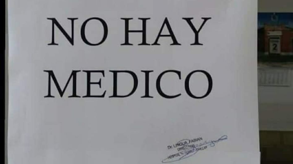 El cartel que pegaron en la puerta del Hospital ?Dr. Horacio Ferro? de Chillar. 