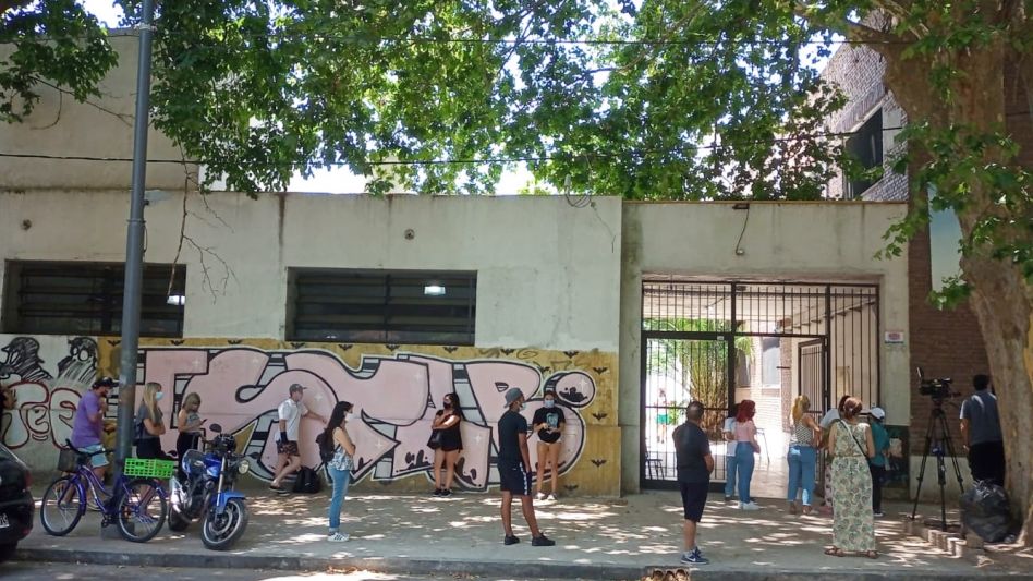 Fila en un centro de testeo en la ciudad de La Plata, en el marco del repunte exponencial de contagios.