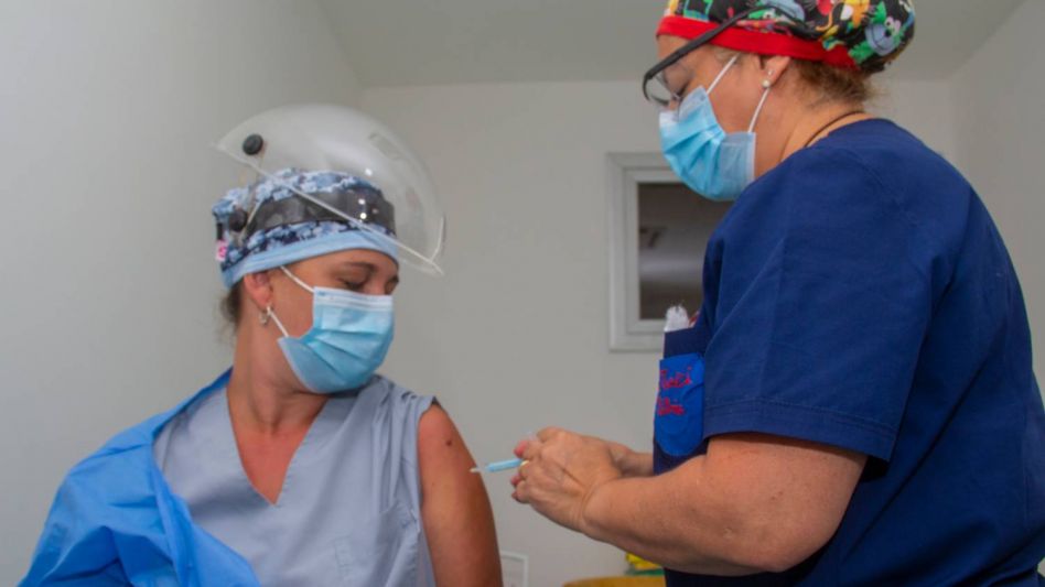 Una de las primeras trabajadoras de la salud de esta ciudad que recibió la vacuna contra el Covid-19 en la posta del Materno Infantil. ARCHIVO/NICOLAS MURCIA