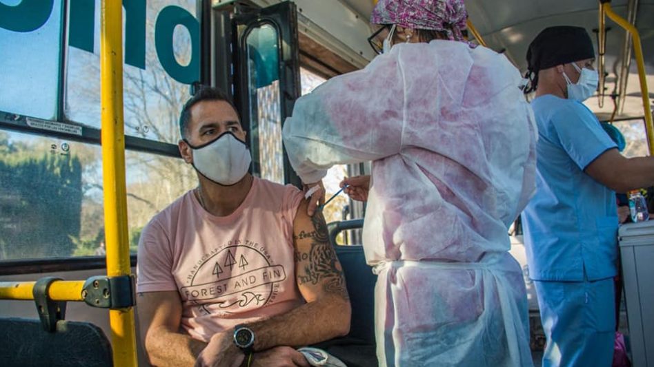 La posta itinerante fue una estrategia sanitaria para llegar a un sector de la población que no había accedido a la vacuna contra el coronavirus. VACUNATE/AZUL