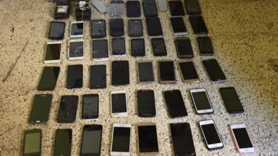 Policías hicieron un allanamiento e incautaron varios teléfonos celulares 