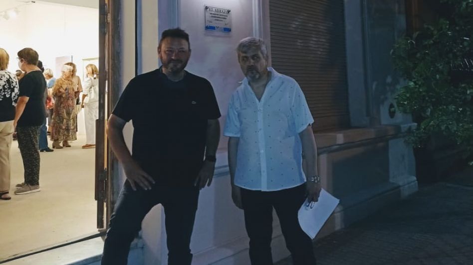El artista Alejandro Marmo en la inauguración oficial del Museo Comunitario. Detrás, la obra ?El Abrazo? que donó ese mismo día.   
