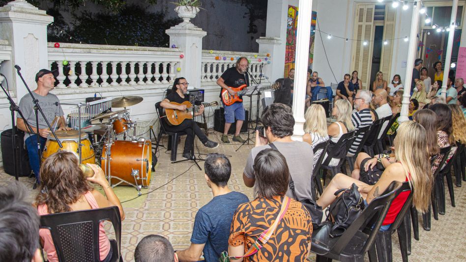 Emma Claudel, Leo Silva y Quique Ferrari interpretaron música de primer nivel en uno de los patios de Casa Malharro.    NACHO CORREA 