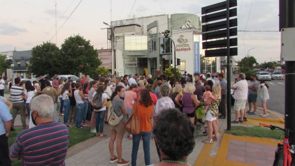 La marcha se realizó ayer jueves en Tapalqué. Dos días después a que el presunto abusador fuera condenado en un juicio que se hizo en los tribunales de Azul. FOTOS: TAPALQUÉ DIGITAL