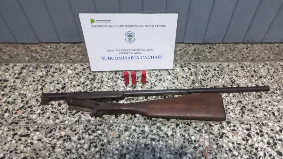 Una escopeta calibre 28. La habría usado un hombre para amenazar de muerte a su ex pareja. El arma fue incautada en Cacharí, durante un allanamiento. FOTO: SUBCOMISARÍA CACHARÍ/PBA