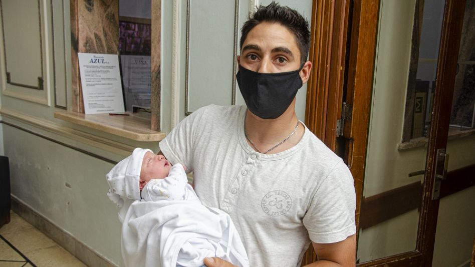 Santino, en brazos de su papá Matías Montenegro. Nació ayer a la mañana en el Sanatorio Azul. FOTOS: NACHO CORREA