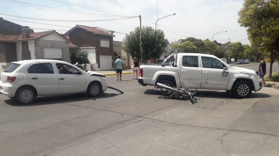 En 25 de Mayo y Prat un triple choque dejó como saldo este martes un  joven herido. FOTOS: NICOLÁS MURCIA