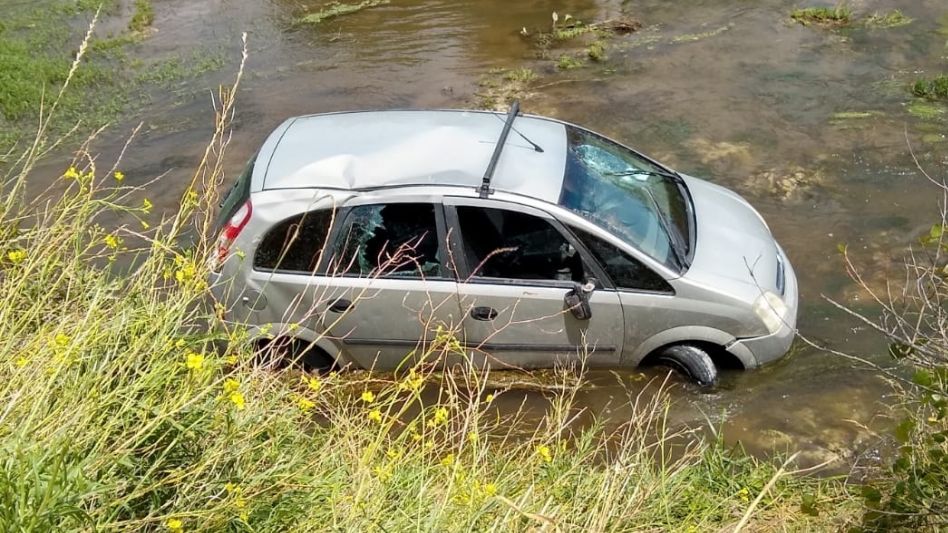 El primero de los incidentes viales -ocurrió el 11 de diciembre del 2021- en los que un automóvil terminó cayendo a las aguas del Arroyo Azul detrás de la ex Papelera. ARCHIVO
