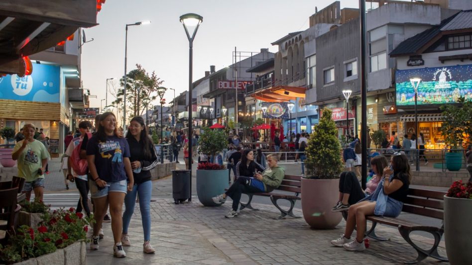 Pese a la fuerte suba de contagios, por ahora la Provincia no analiza restricciones
