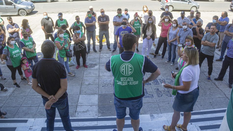 Rubén Rodríguez. Eduardo Bercovich y Vanina Zurita, dialogando con los trabajadores durante la asamblea realizada ayer.
