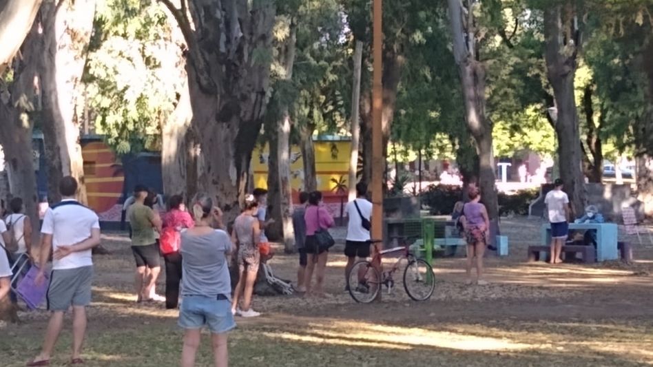 La posta de testeos en el Balneario. Ayer a la tarde alrededor de cien personas concurrieron al paseo público para analizarse.   NACHO CORREA