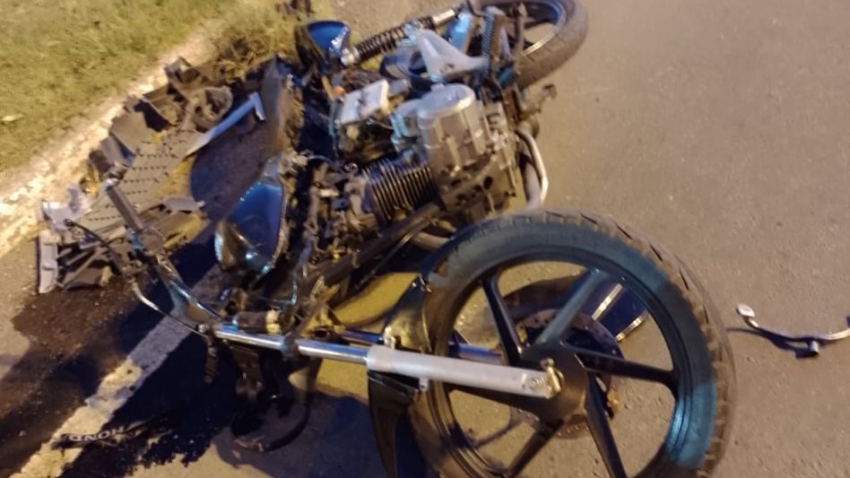 El joven que manejaba la moto sufrió un golpe en una de sus rodillas y ya fue dado de alta. FOTOS: DESTACAMENTO BALNEARIO/PBA