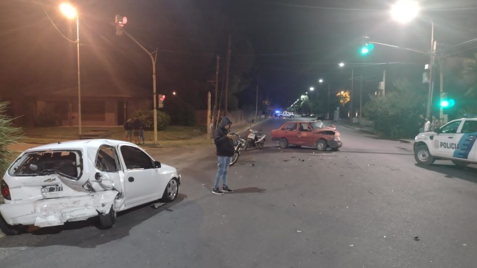 Dos autos y dos motos, los rodados implicados en esta colisión sucedida poco antes de la medianoche de ayer jueves. FOTOS: DESTACAMENTO BALNEARIO Y CPA/PBA  	