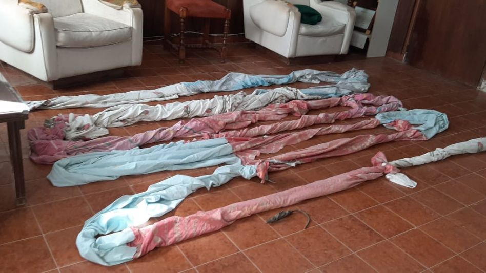 Ganchos y sábanas improvisadas como sogas. Se incautaron en el penal de Azul. Estaban en poder de los reclusos que planeaban evadirse de la Unidad 7. FOTOS: SPB 