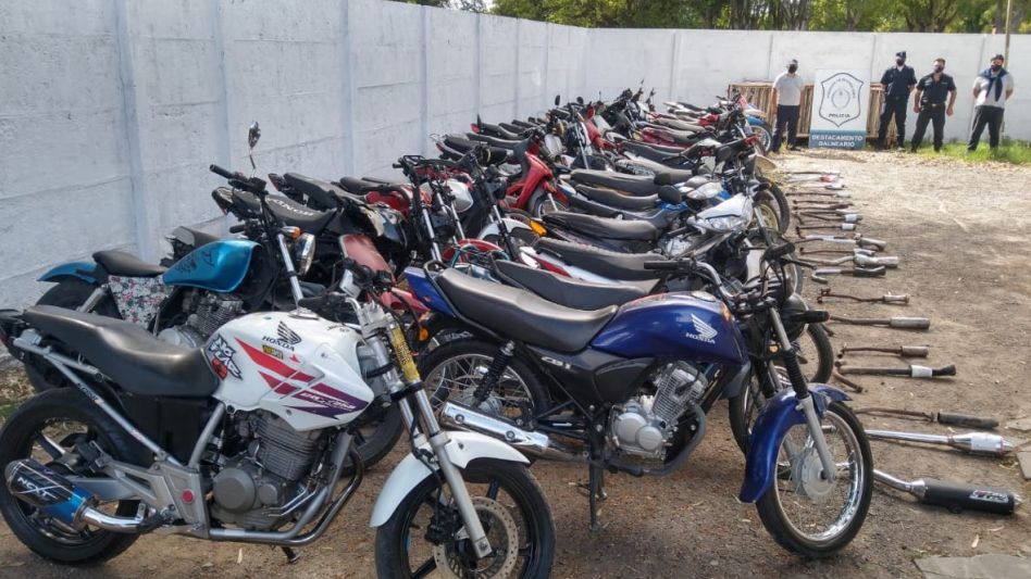 Motos, varias con sus escapes libres, siguen siendo secuestradas y se labran desde la Policía infracciones de tránsito a sus tenedores. FOTOS Y VIDEO: DESTACAMENTO BALNEARIO/PBA