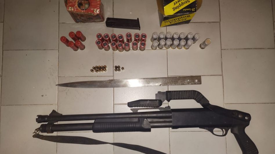 Una escopeta, proyectiles y un arma blanca. Fueron hallados en la casa de un hombre investigado por amenazar días atrás a un joven. FOTO: SECCIONAL PRIMERA AZUL/PBA