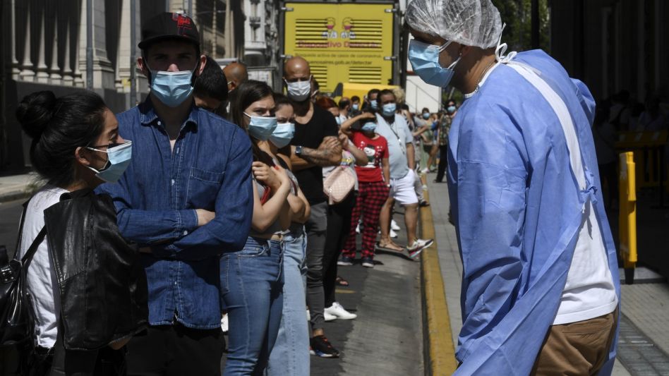 Los casos de Covid siguen superando los 100.000 por día en Argentina