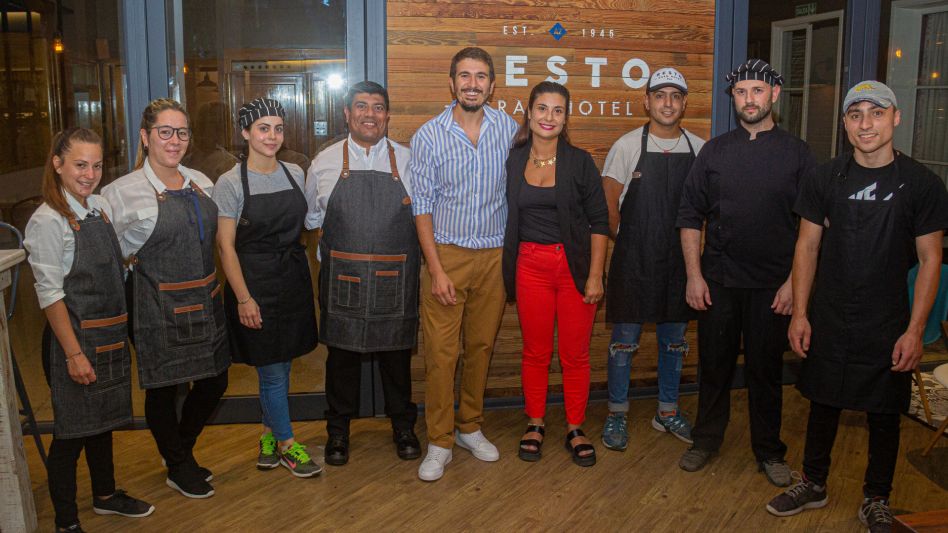 Mariné Pérez y Darío Sparaíno, los responsables de la reapertura del espacio gastronómico en el Gran Hotel Azul, junto al personal del flamante local, que reabrió hace dos días.  N. MURCIA