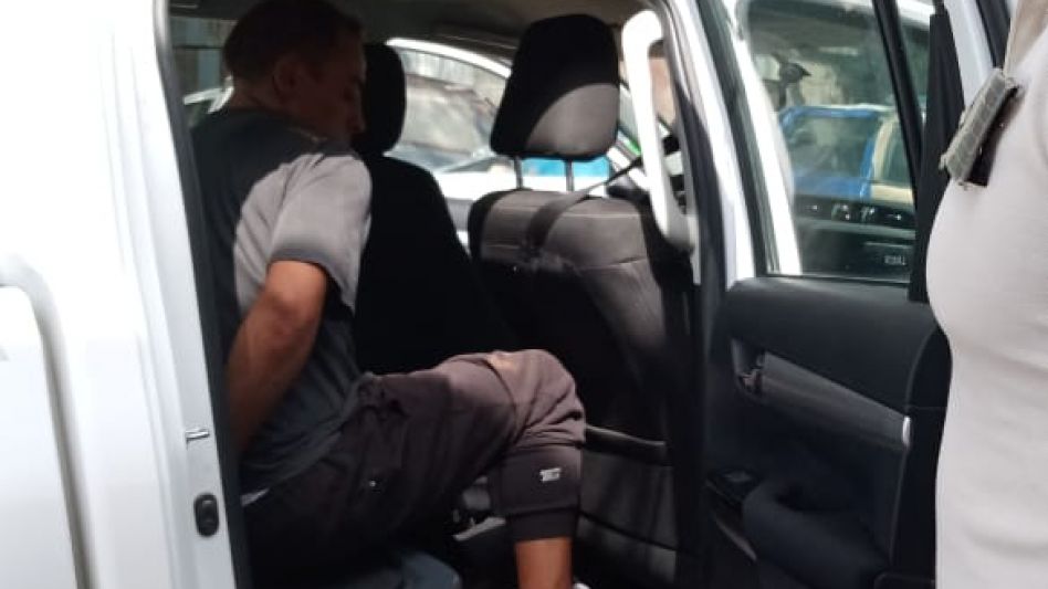 Al hombre detenido por un hecho de abigeato sucedido hace seis días lo llevaron hoy lunes a una de las cárceles que está en Sierra Chica. FOTOS: CPR AZUL/PBA