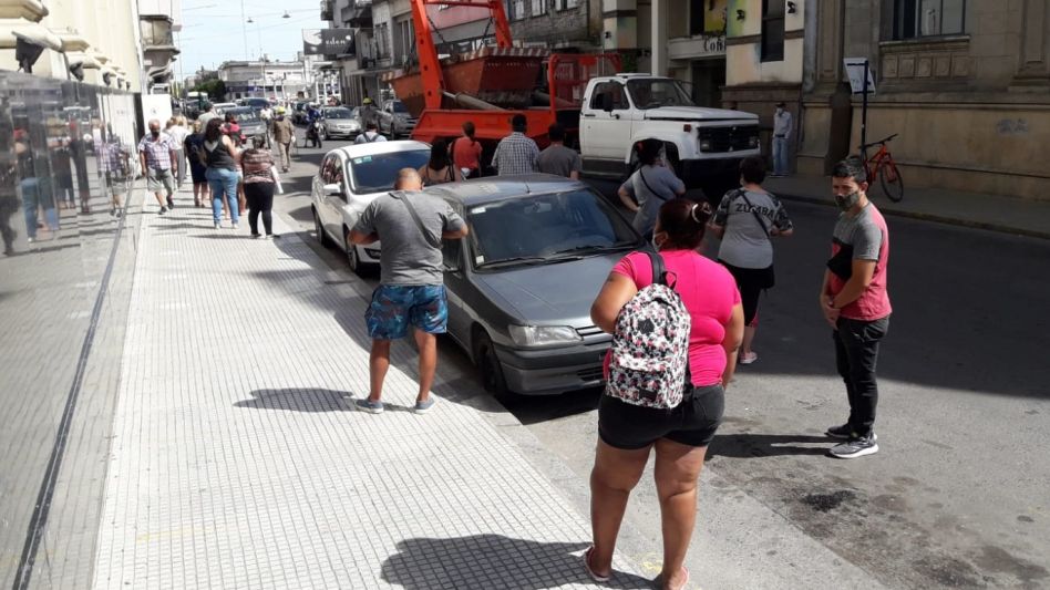 La imagen data de ayer, cuando el calor ya pegaba fuerte. Es de gente haciendo cola para ingresar a la sucursal Azul del Banco Provincia.  NICOLAS MURCIA