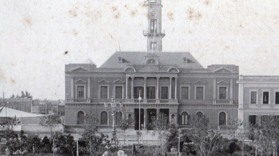 Palacio Municipal y Plaza Colón con las Náyades en su centro (mal llamadas Nereidas).  ARCHIVO DEL AUTOR