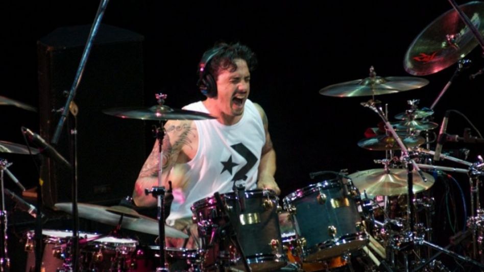 Martín Carrizo, baterista y productor de larga trayectoria en el rock argentino murió esta madrugada a los 50 años, tras una larga lucha contra una esclerosis lateral amiotrófica.