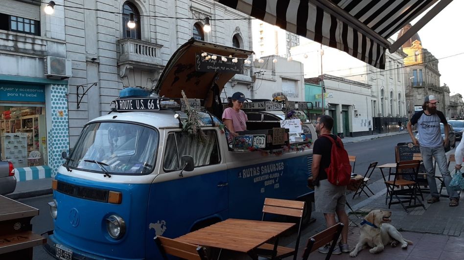 El sábado pasado, en un local gastronómico del centro de Azul, Franco y Olga deleitaron a los comensales con un plato de su autoría: lomitos al Fernet.