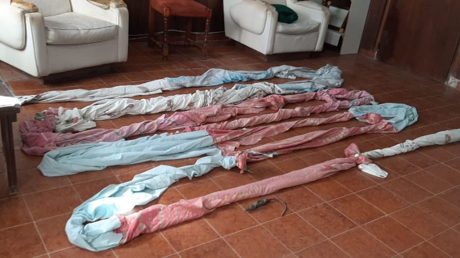 Ganchos y sábanas improvisadas como sogas habían sido incautados por agentes del SPB en el marco de este frustrado intento de fuga de la cárcel de varones de Azul.  SPB