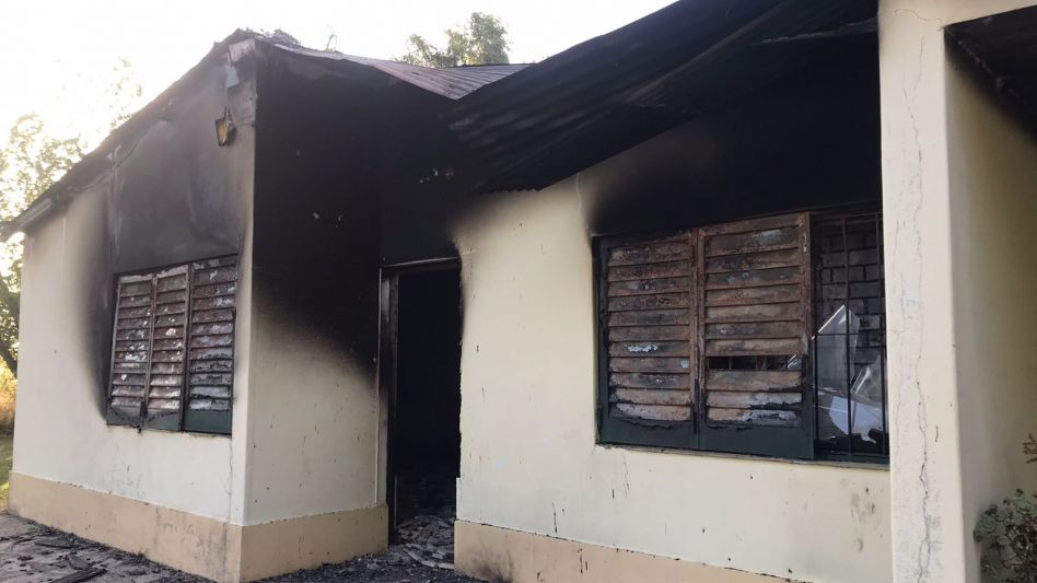 Sobre la prolongación Sur de la calle Las Flores, en cercanías al Barrio Ceferino Namuncurá, está situada la casa quinta siniestrada. 