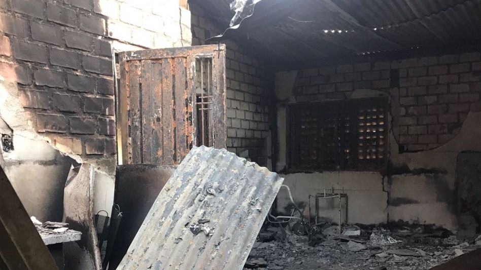 En ruinas y con peligro de derrumbe. Así quedó la casa quinta que fuera incendiada de manera intencional por autores todavía no identificados. FOTOS: MARIANO DONELLI