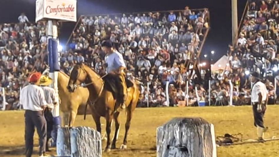 Una imagen de la participación del azuleño Matías Conte, de destacada labor en el Festival Nacional de Jineteada y Folclore que se hizo días atrás en la ciudad entrerriana de Diamante.