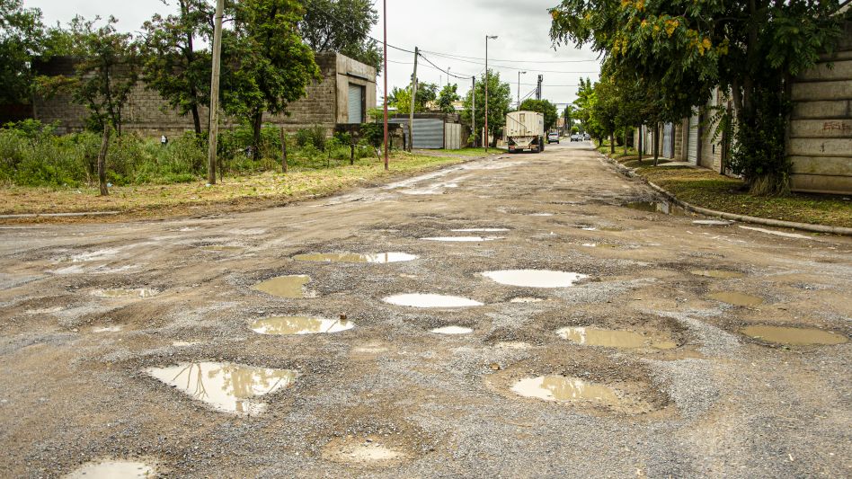 El pésimo estado de las calles de tierra en Azul genera diferentes inconvenientes a los vecinos de los distintos sectores de la ciudad. FOTOS NACHO CORREA 