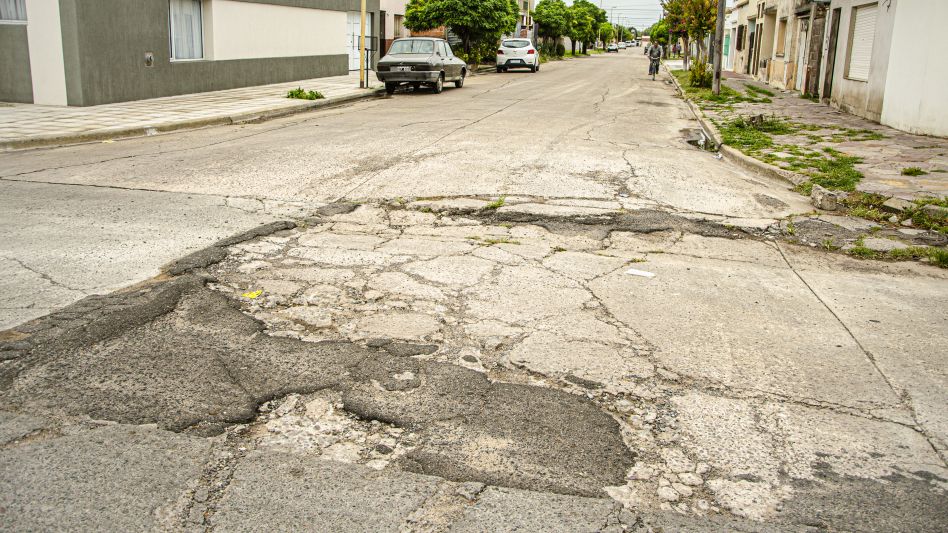 Muchas calles de asfalto también presentan obstáculos difíciles de sortear para los azuleños. El cruce de España y Rivas, totalmente detonado el pavimento.  